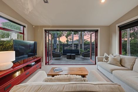 Photo of property in 18 Alberta Street, Point Chevalier, Auckland, 1022