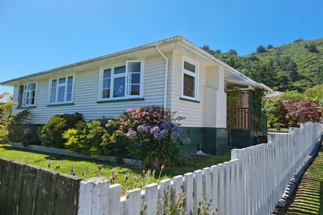 Photo of property in 14 Lincoln Street, Picton, 7220