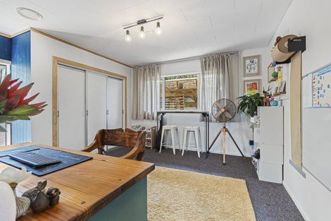 Photo of property in 15 Linda Street, Oakura, 4314