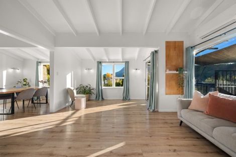 Photo of property in 33 Milton Terrace, Picton, 7220