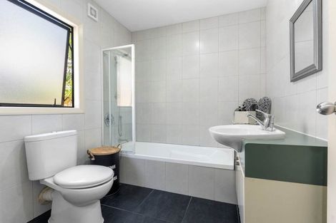 Photo of property in 2/230 East Coast Road, Forrest Hill, Auckland, 0620