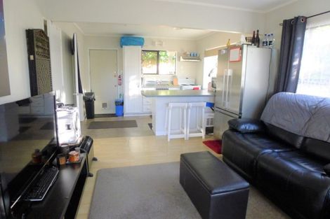 Photo of property in 2/23 Flaunty Place, West Harbour, Auckland, 0618
