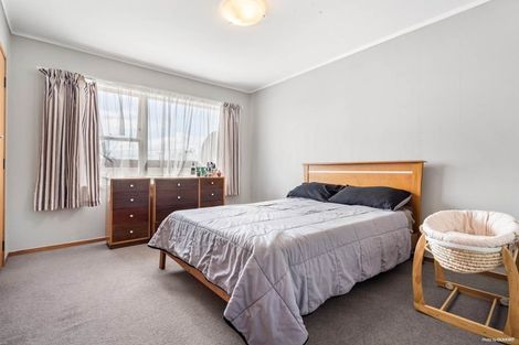 Photo of property in 1/90 Te Atatu Road, Te Atatu South, Auckland, 0610