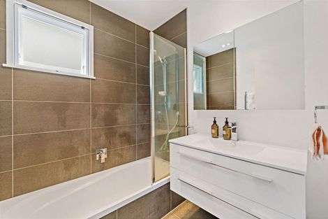 Photo of property in 31 Aplin Place, Birkdale, Auckland, 0626