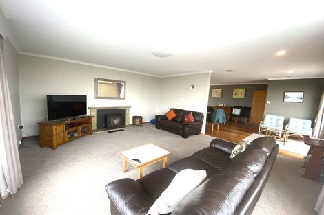 Photo of property in 2 Mayfair Place, Tawa, Wellington, 5028