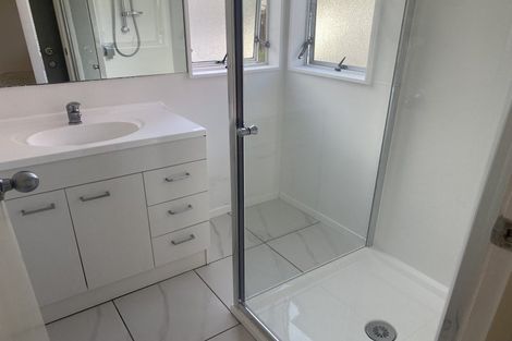 Photo of property in 2/15 Lambrown Drive, Totara Vale, Auckland, 0629