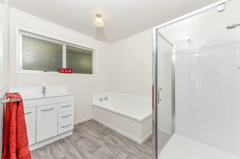 Photo of property in 2/15 Edmonton Road, Henderson, Auckland, 0612