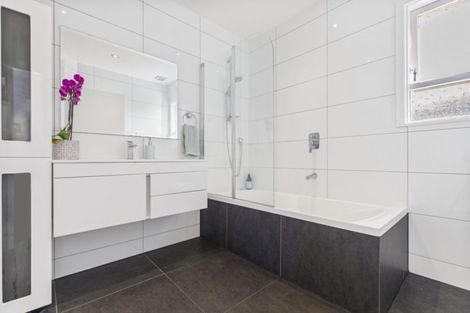 Photo of property in 24 La Rosa Street, Green Bay, Auckland, 0604