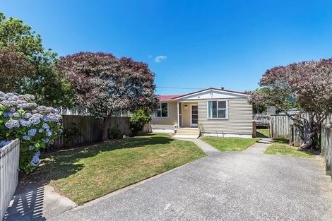Photo of property in 32 Davidson Crescent, Tawa, Wellington, 5028