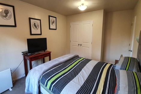 Photo of property in 21 Springwater Vale, Unsworth Heights, Auckland, 0632