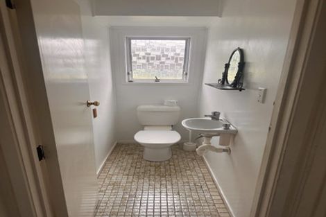 Photo of property in 261 Wairau Road, Totara Vale, Auckland, 0627