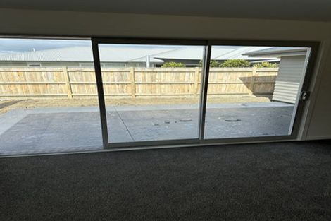 Photo of property in 32 Solitude Crescent, Kelvin Grove, 4414