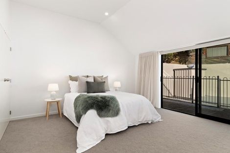 Photo of property in 8 Elizabeth Place, Kelvin Heights, Queenstown, 9300