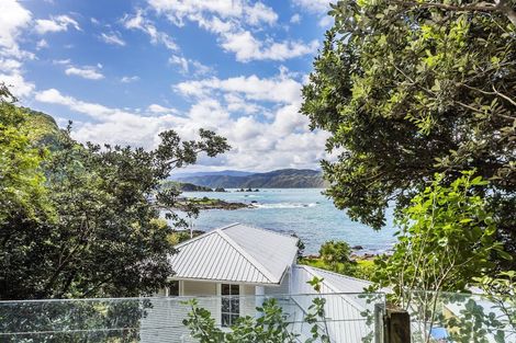 Photo of property in 115 Breaker Bay Road, Breaker Bay, Wellington, 6022