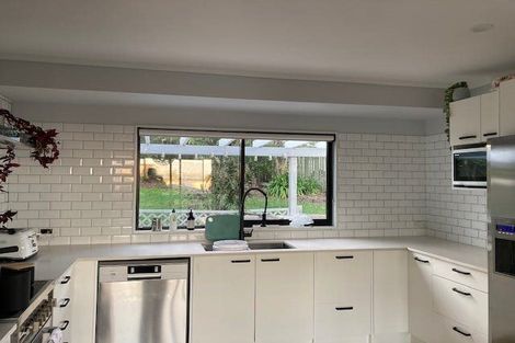 Photo of property in 8 Forsythe Place, Massey, Auckland, 0614