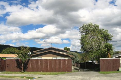 Photo of property in 11 Blueberry Grove, Timberlea, Upper Hutt, 5018