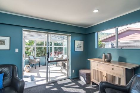 Photo of property in 3 Rewarewa Crescent, Waikanae, 5036