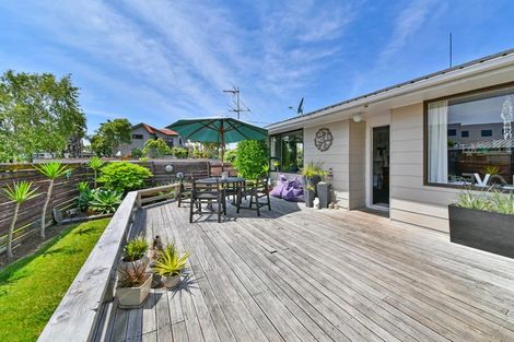 Photo of property in 22 Seaway Road, Clarks Beach, 2122