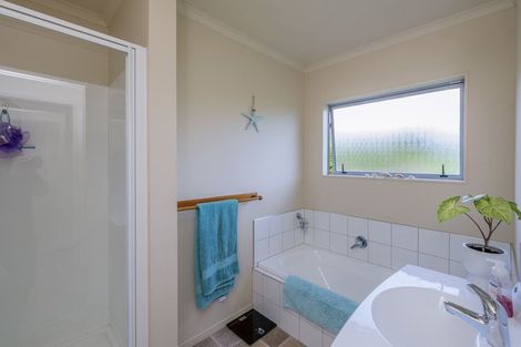 Photo of property in 37a Waikawa Beach Road, Manakau, Levin, 5573