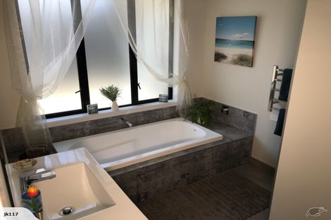 Photo of property in 2b Kaniera Terrace, Cambridge, 3434