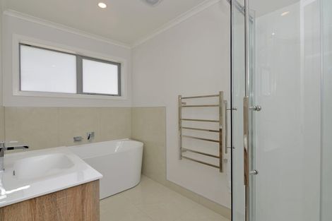 Photo of property in 19 Bendigo Grove, Newlands, Wellington, 6037