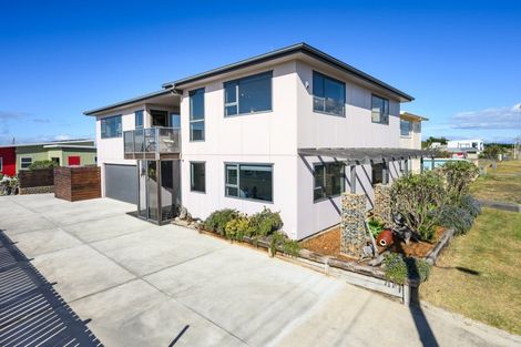 Photo of property in 17 Marine Parade South, Foxton Beach, Foxton, 4815