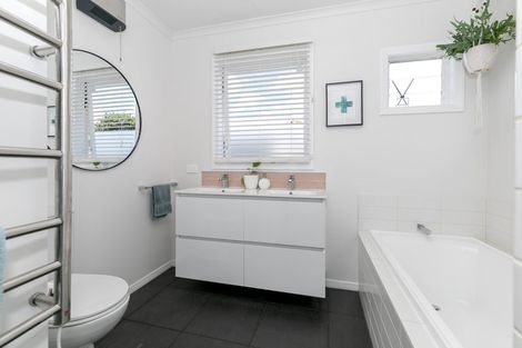 Photo of property in 15 Sandwich Road, St Andrews, Hamilton, 3200