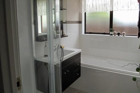 Photo of property in 6 Bosnyak Drive, Te Atatu South, Auckland, 0610