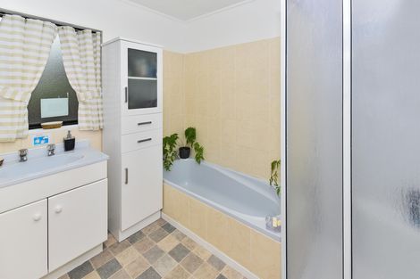 Photo of property in 2/8 Celmisia Place, Weymouth, Auckland, 2103