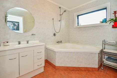 Photo of property in 20 Collingwood Road, Waiuku, 2123