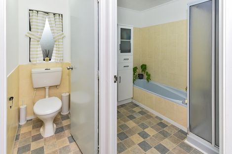 Photo of property in 2/8 Celmisia Place, Weymouth, Auckland, 2103