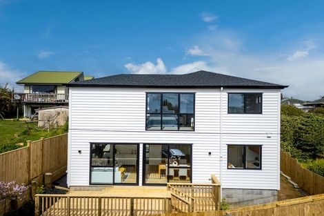 Photo of property in 16 Exmouth Road, Northcote, Auckland, 0627