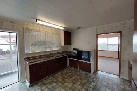 Photo of property in 2 Onslow Place, Merrilands, New Plymouth, 4312
