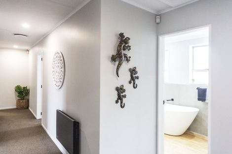 Photo of property in 8 Bryce Place, Kelvin Grove, Palmerston North, 4414