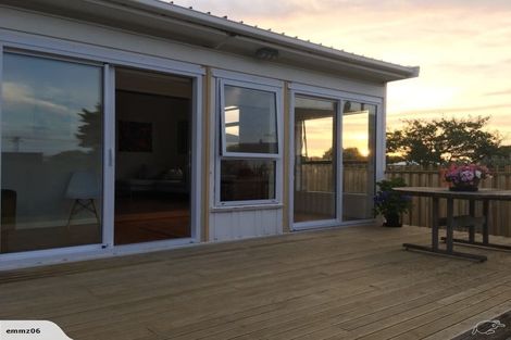 Photo of property in 63a Kiwi Esplanade, Mangere Bridge, Auckland, 2022