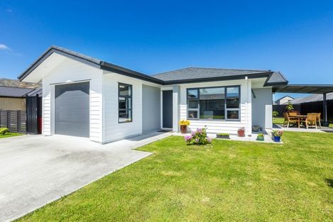 Photo of property in 16 Whitten Way, Wallaceville, Upper Hutt, 5018