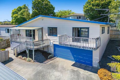 Photo of property in 2/10 Sevilla Place, Unsworth Heights, Auckland, 0632