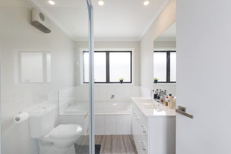 Photo of property in 4 Cyprus Place, Fitzherbert, Palmerston North, 4410