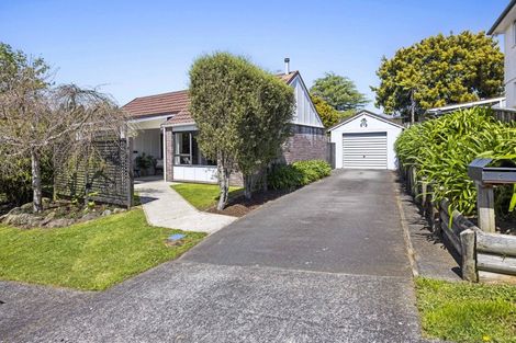 Photo of property in 1 Fairview Place, Westown, New Plymouth, 4310