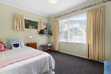 Photo of property in 4 Greyfriars Crescent, Tawa, Wellington, 5028