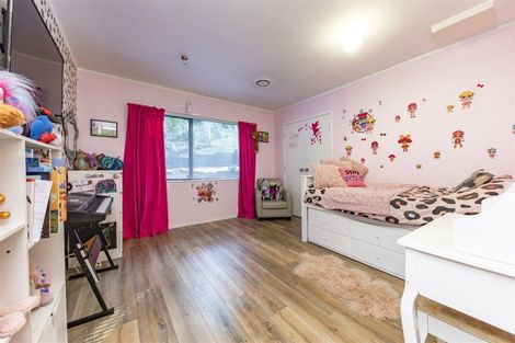 Photo of property in 422 Scenic Drive, Waiatarua, Auckland, 0612