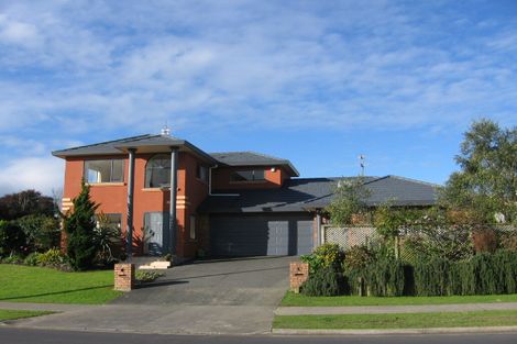 Photo of property in 2 Middlefield Drive, East Tamaki Heights, Auckland, 2016