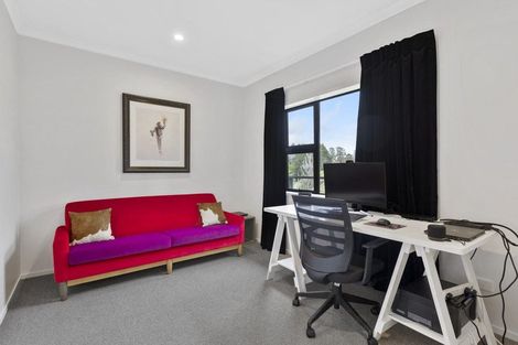 Photo of property in 5a Tupuhi Place, Highlands Park, New Plymouth, 4312