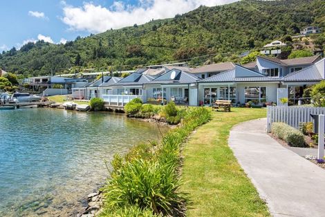 Photo of property in 53 Waikawa Bay, Picton, 7220
