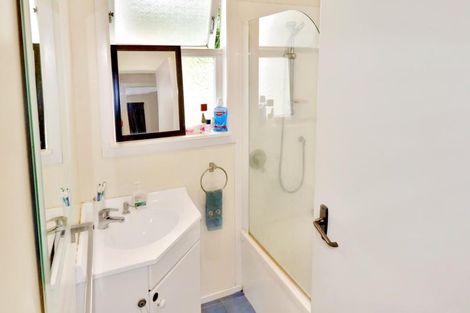 Photo of property in 41 Lyndfield Lane, Newlands, Wellington, 6037