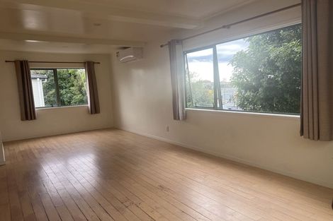 Photo of property in 2/5 Kilham Avenue, Northcote, Auckland, 0627