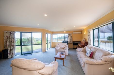 Photo of property in 140 Pacific Drive, Fitzherbert, Palmerston North, 4410