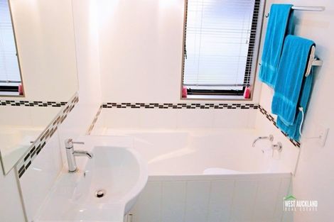 Photo of property in 2/76 Kaurilands Road, Titirangi, Auckland, 0604