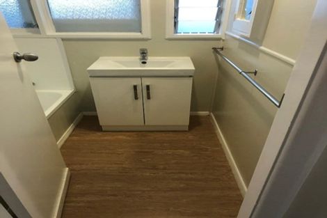 Photo of property in 1/47 Luckens Road, West Harbour, Auckland, 0618