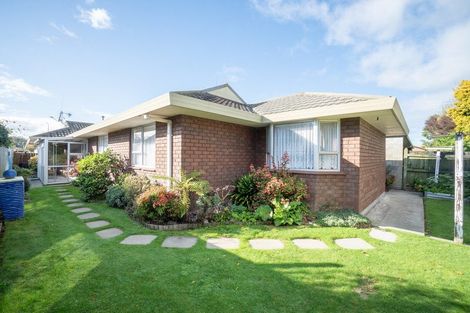 Photo of property in 8 Edgecombe Court, Roslyn, Palmerston North, 4414